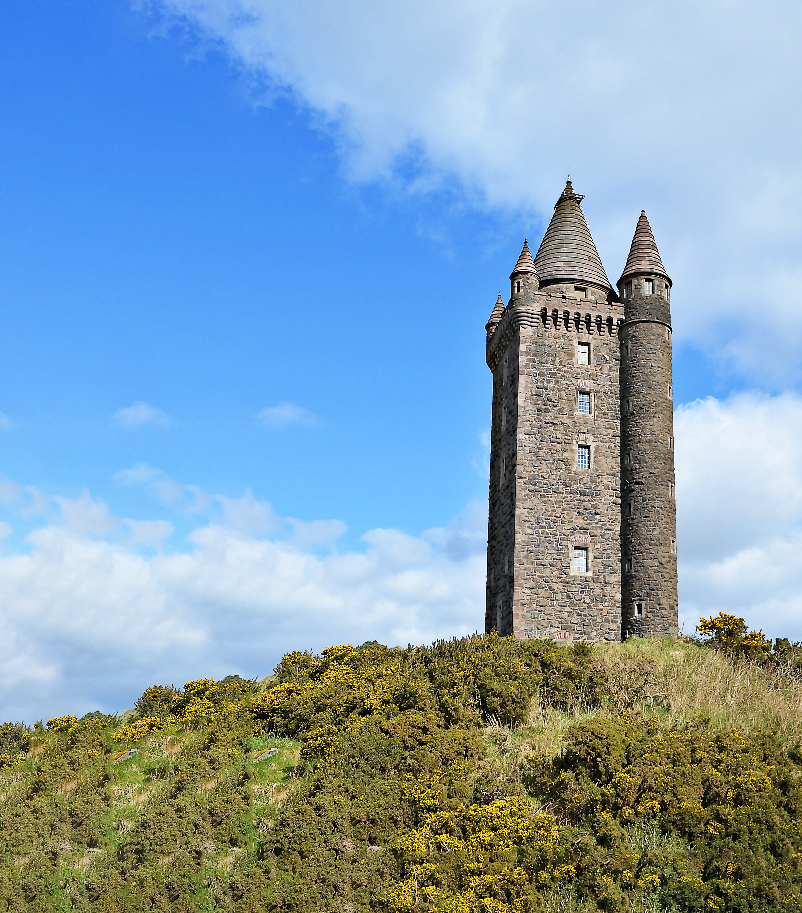 The tower is high. Башня скрабо, Ирландия. Батуми башня Тауэр. Средневековый замок Тауэр. Сторожевая башня Вежа.